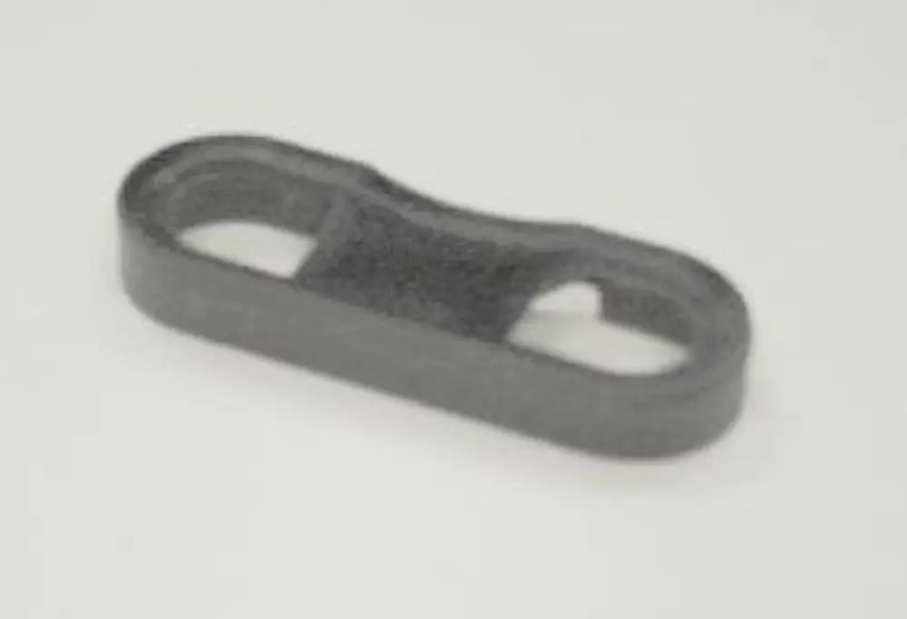 Graue Isolationskomponente von Remeha, etwa in Form eines schmalen, ovalen Stücks mit zwei Öffnungen. Produkt ohne erkennbare Maße oder spezifische Details.